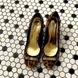 NWOT Bertinni Animal Print Wedges